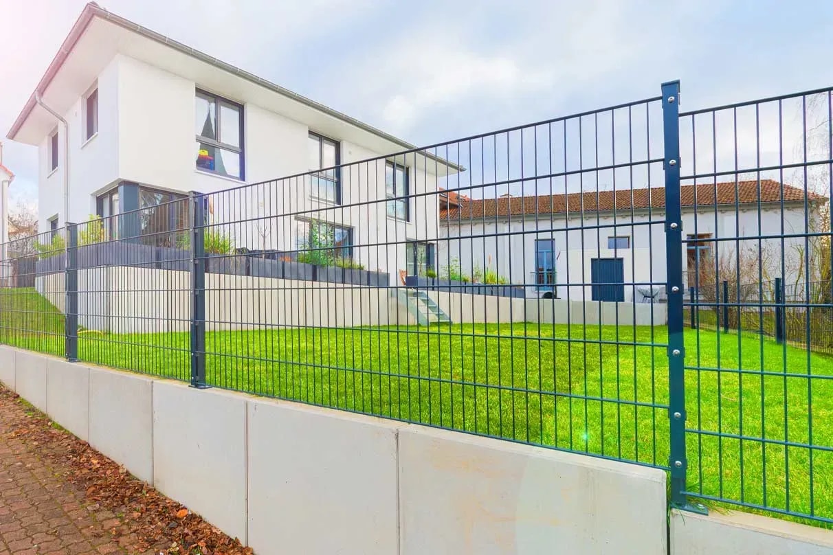 Moderner Stabgitterzaun mit Montage in Wiesbaden kaufen